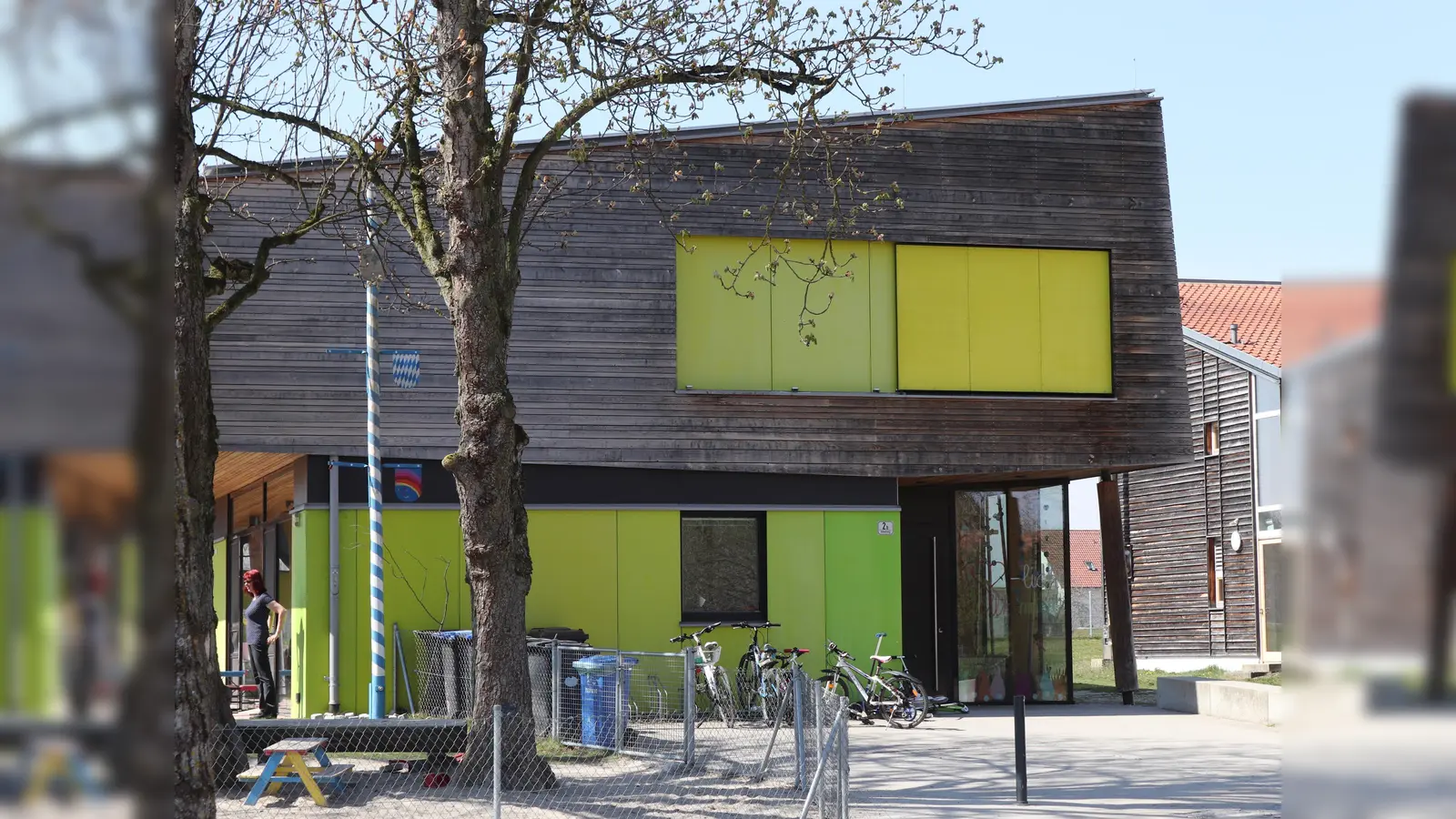 Keine fünf Jahre alt und schon zu klein: Die Kindertagesstätte „Villa Regenbogen“ in Langenpreising. (Foto: kw)