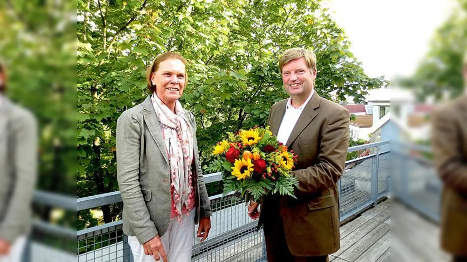 Als Zeichen der Anerkennung für das 30-jährige Engagement von Ulrike Strathmann in der Lebenshilfe München überreichte ihr Geschäftsführer Peter Puhlmann einen herbstlichen Blumenstrauß.	 (Foto: Lebenshilfe München)