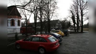 Die Pippinger Straße verläuft an der kleinen Kirche St. Wolfgang eigentlich auf Privatgrund. Der BA setzt sich daher für eine Verschwenkung der Straße über den angrenzenden Parkplatz ein. (Foto: US)