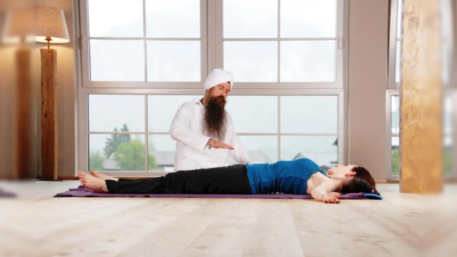 Yoga mit Glücksschmied Raimund „Rai” Feher aus Kufstein. (Foto: pi)