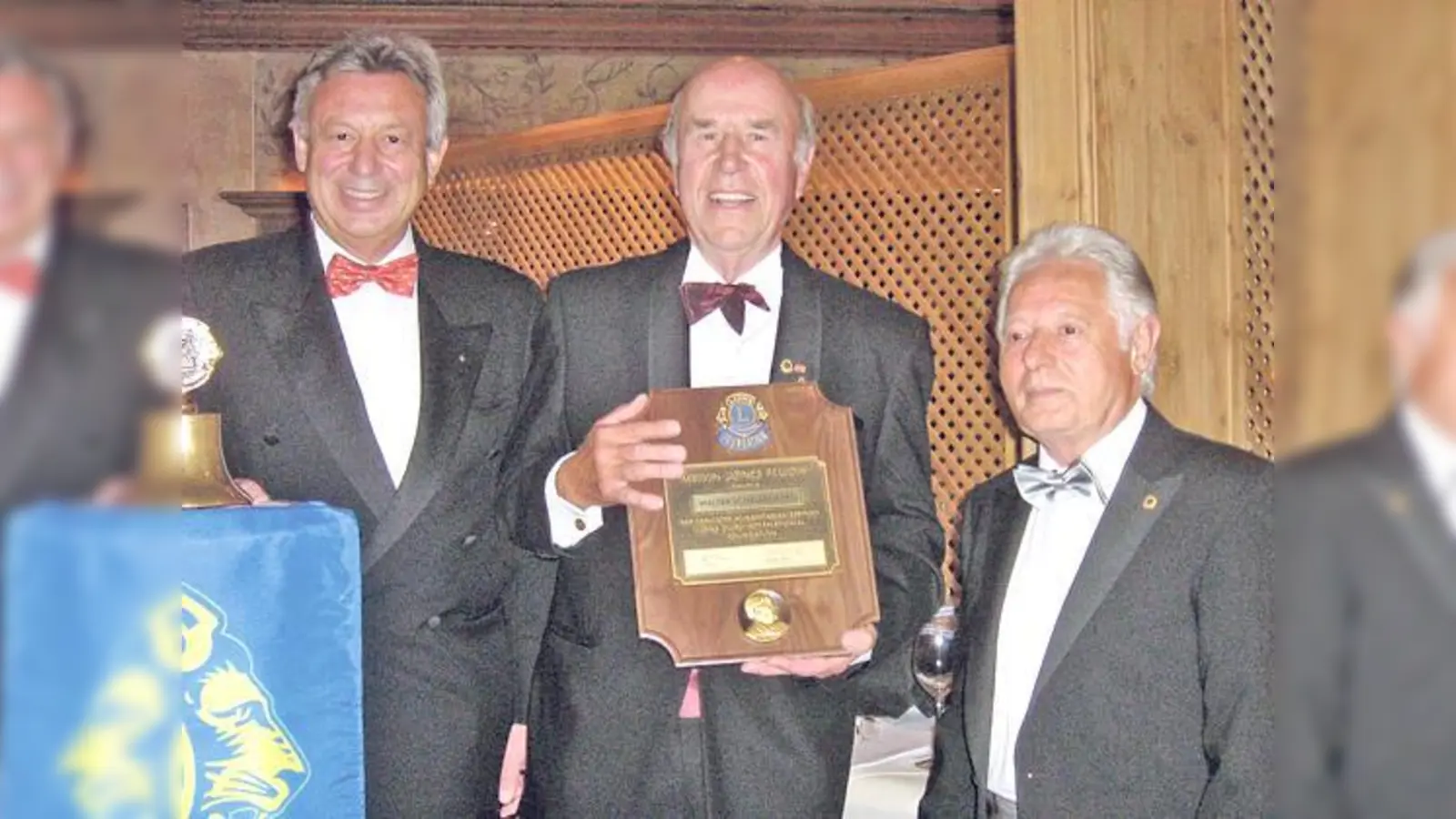 Bei der Jubiläumsfeier des Lionsclubs Geiselgasteig: Governor Harald Heise, Dr. Walter Schellenberg und Präsident Helmut Hagn.  (Foto: VA)