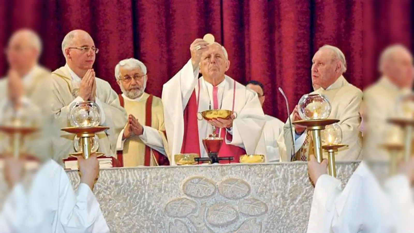 Pfarrer Wechselberger, Diakon Dr. Reger, Weihbischof Siebler und Pfarrer Schindlbeck (von li). 	 (Foto: Privat)