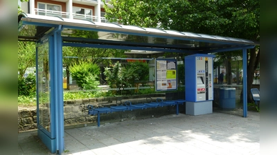 Grün nur hinter der Haltestelle: Die Wartehäuschen an den Bushaltestellen entlang der Fürstenrieder Straße werden auch nach Fertigstellung der neuen Tram-Trasse unbegrünt bleiben. (Foto: Beatrix Köber)