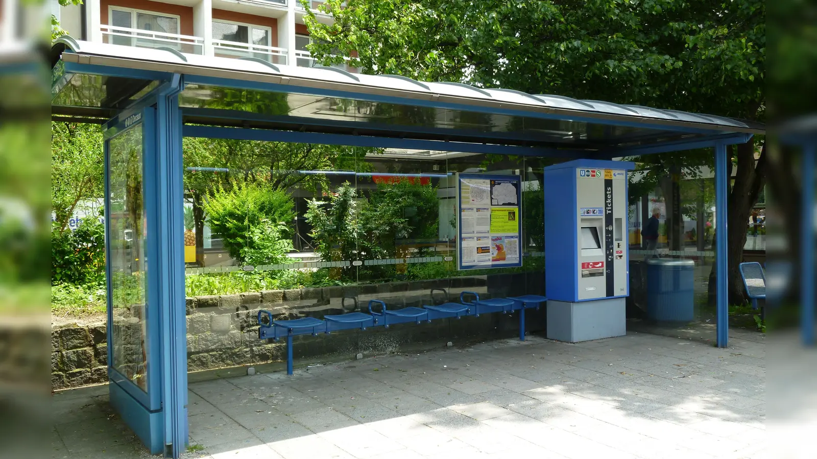 Grün nur hinter der Haltestelle: Die Wartehäuschen an den Bushaltestellen entlang der Fürstenrieder Straße werden auch nach Fertigstellung der neuen Tram-Trasse unbegrünt bleiben. (Foto: Beatrix Köber)