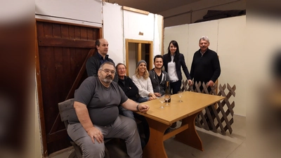 Unter der Regie von Reiner Frick (rechts) proben die Darsteller der Anderlbühne seit Wochen im Theaterkeller der Silva-Schule Heimstetten. (Foto: VA)