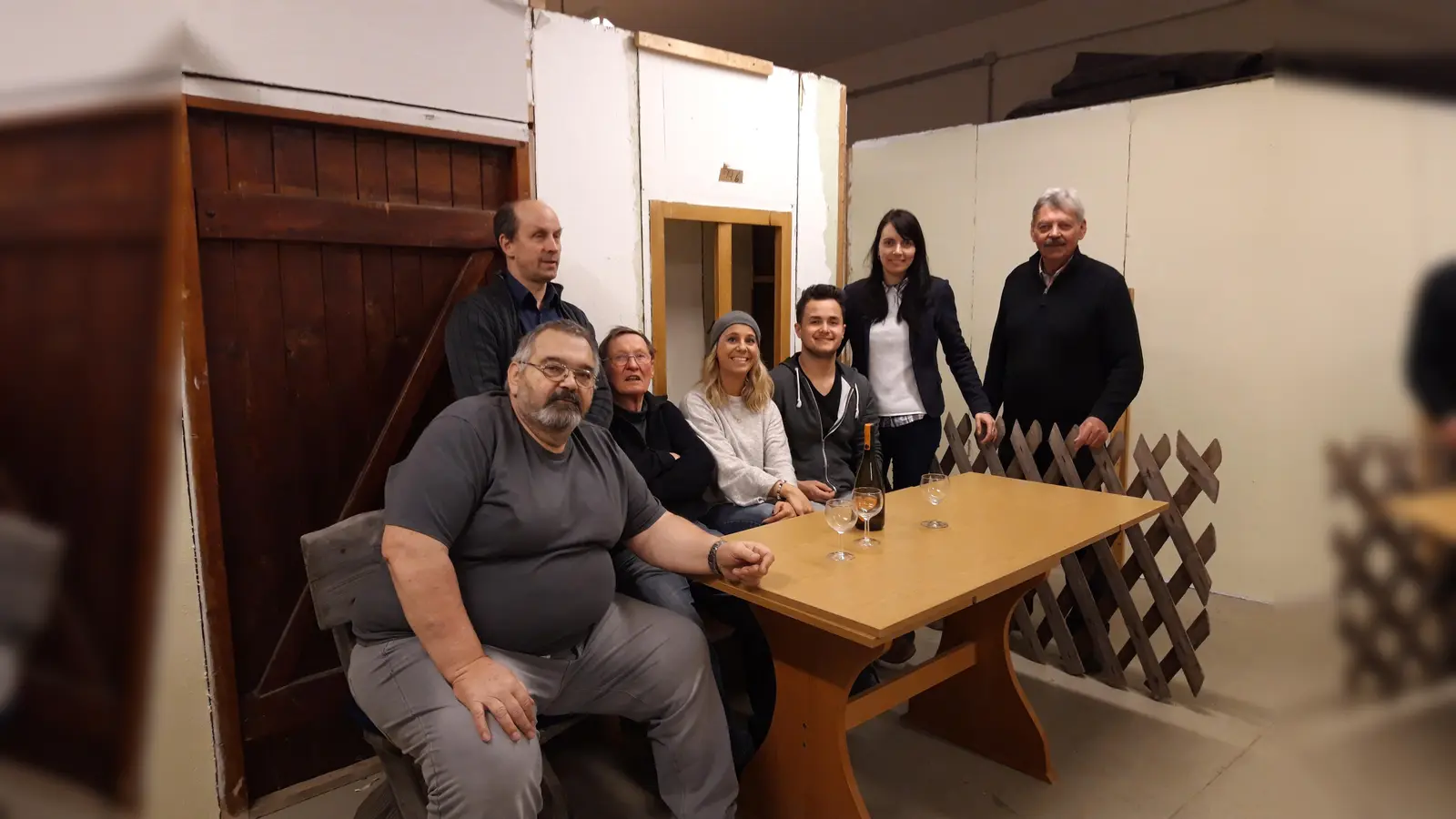 Unter der Regie von Reiner Frick (rechts) proben die Darsteller der Anderlbühne seit Wochen im Theaterkeller der Silva-Schule Heimstetten. (Foto: VA)