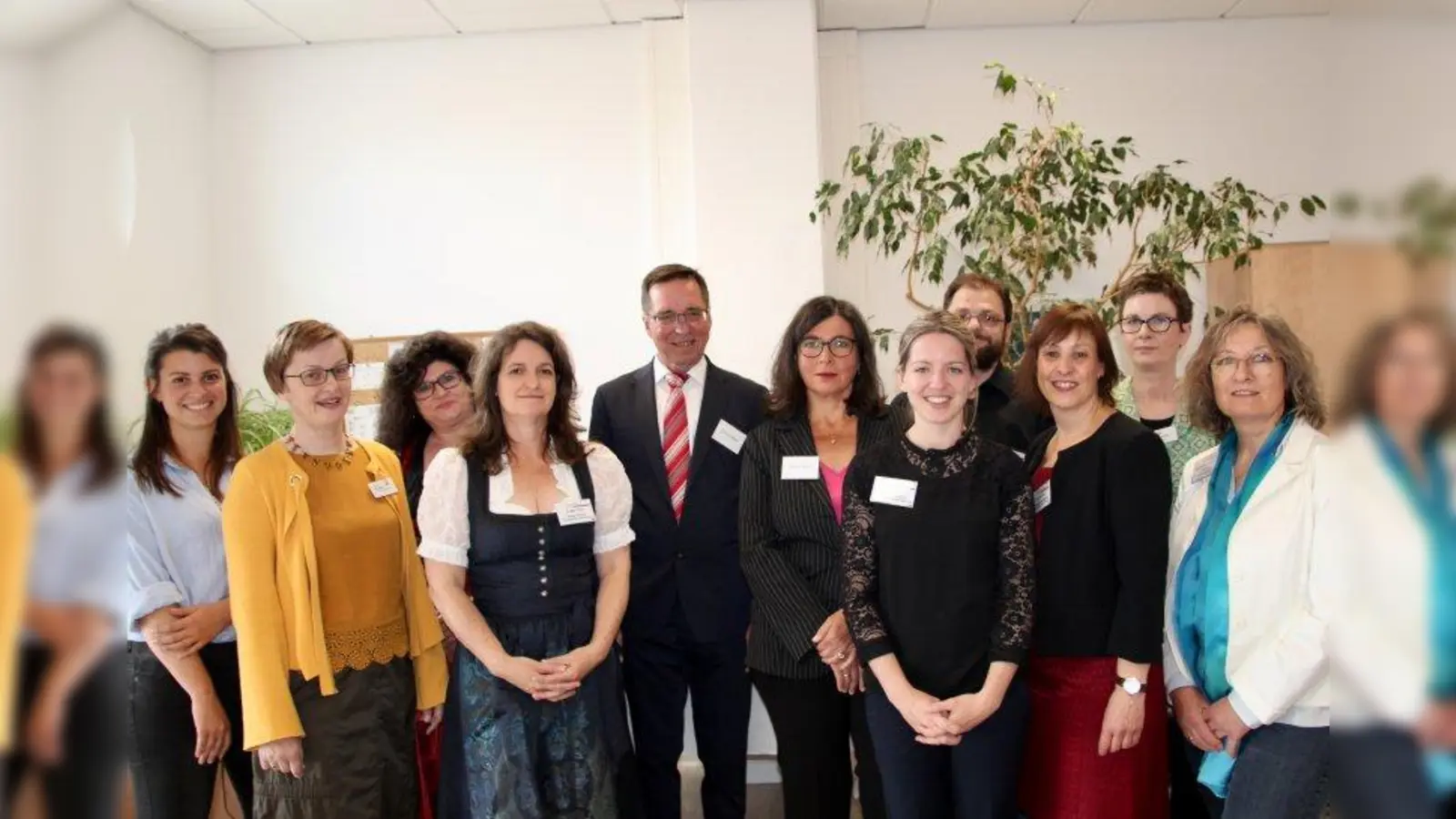 „Heute ist mein glücklichster Tag.” Caritas-Gebietsleiter Ulrich Prasser (Mitte) mit haupt- und ehrenamtlichen Mitarbeitern in den neuen Räumen am Haidelweg 48. (Foto: us)