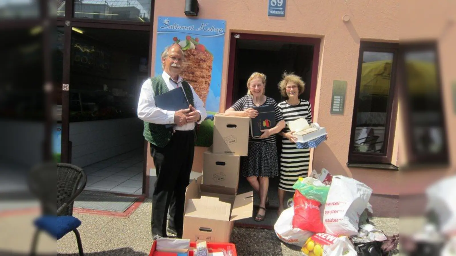 Briefmarken für den guten Zweck: Arno Schneider von der Herzogsägmühle nahm die Spende von Margot Günther und Franziska Miroschnikoff von der Senioren-Union entgegen. (Foto: pi)