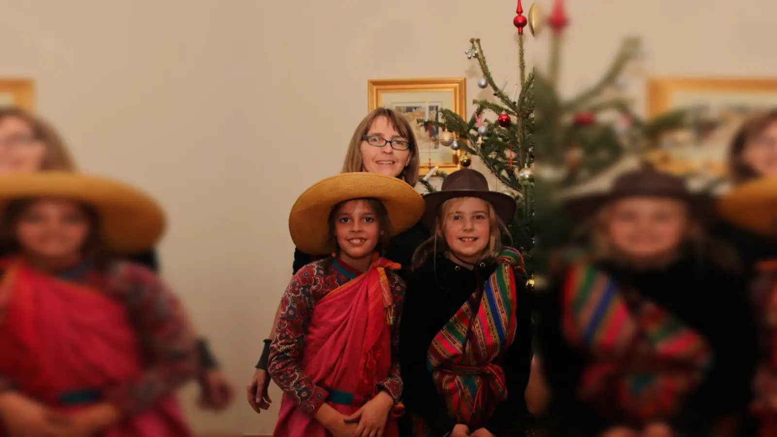 Musikpädagogin Patricia Judae mit ihren Klavierschülerinnen Pauline Pütz (l.) und Paula Batisweiler bei der Adventsfeier im ASZ Westend. (Foto: Vera Harazim)