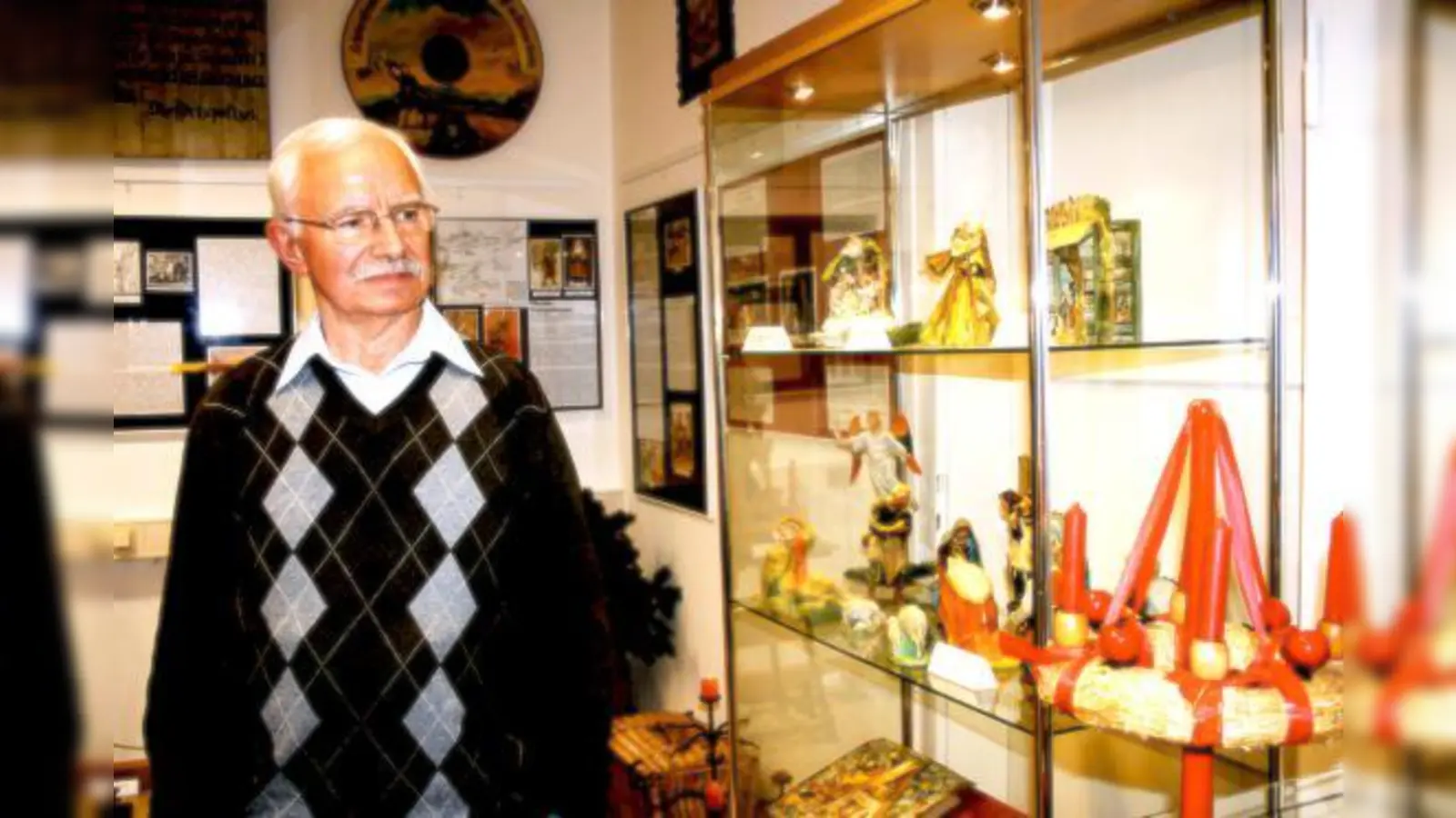 Helmut Keßler hat die Ausstellung »Weihnachten in alter Zeit« des Kulturhistorischen Vereins Feldmoching auf dem Gfild organisiert.	 (Foto: ws)