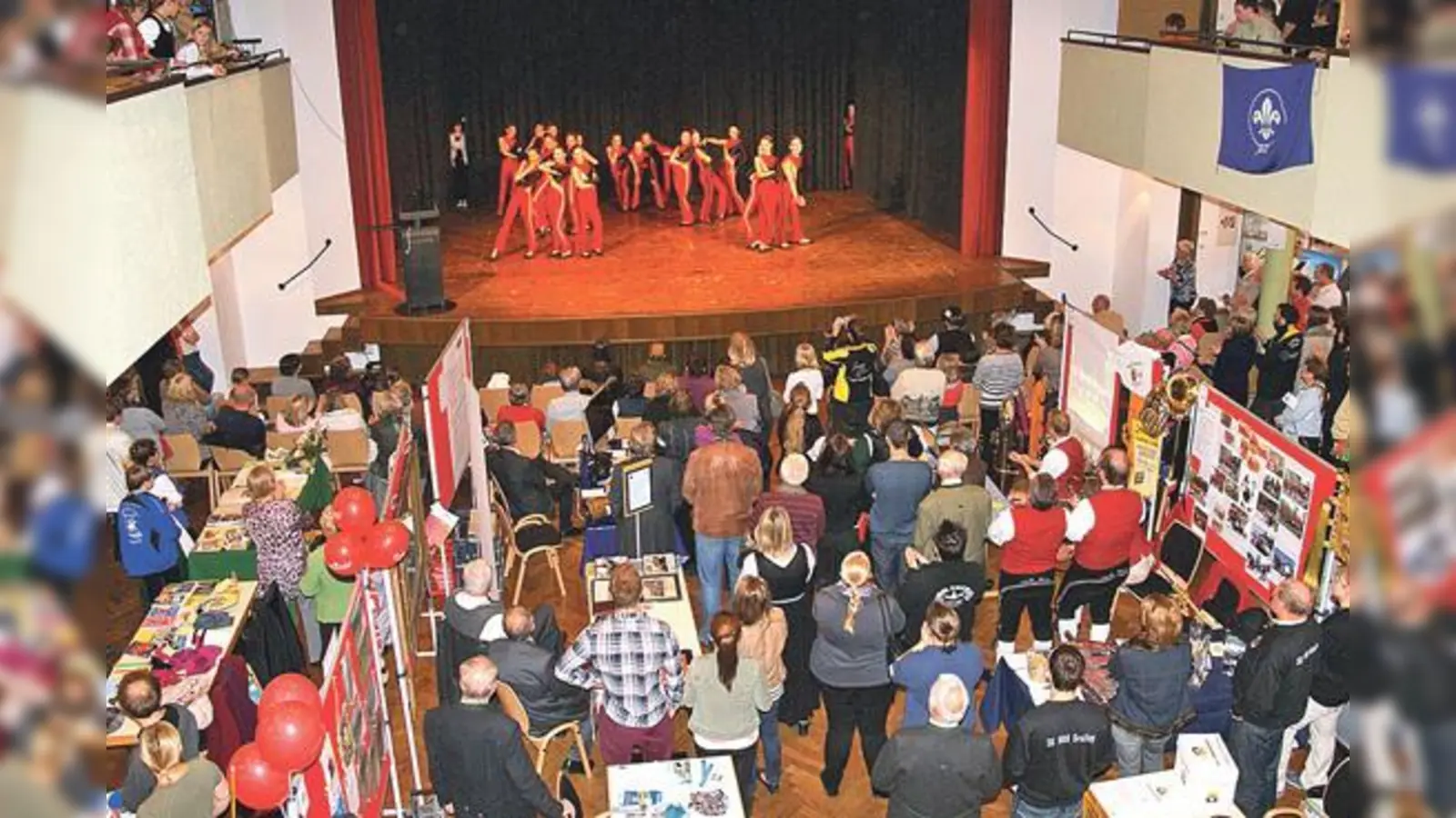 Bei der 1. Grafinger Vereinsmesse am 4. November 2012 drängten sich mehrere Hundert Besucher um die 60 Standplätze der Vereine. 	 (Foto: Otto Hartl)