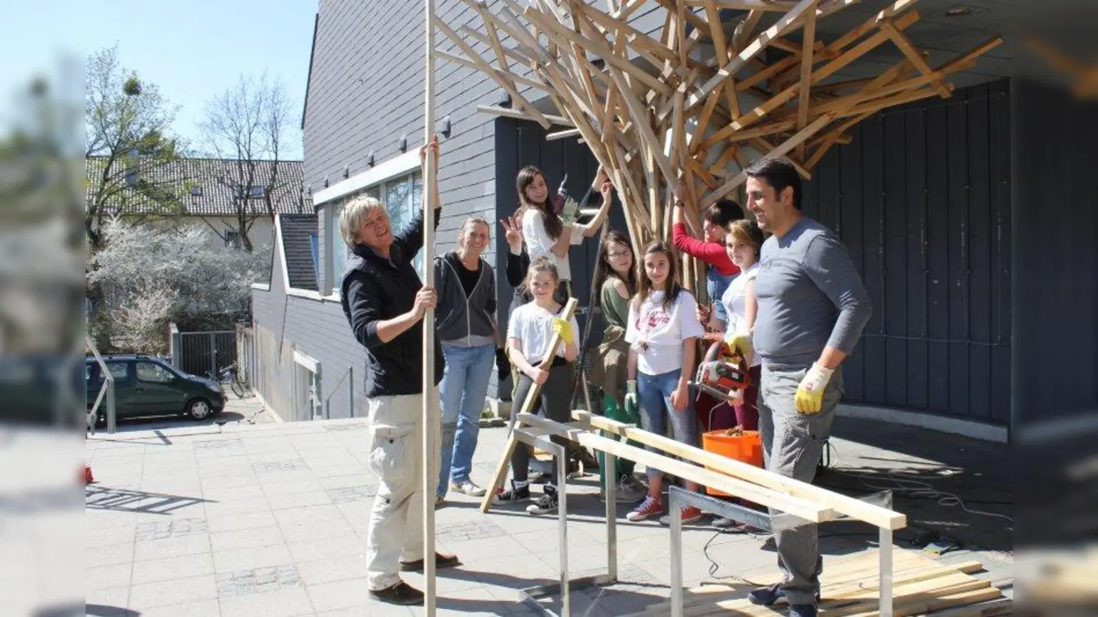 „Das ist das Aushängeschild unserer Schule!“ Mit Unterstützung der Künstlerin Barbra Flekstad (l.) entstanden die „Willkommenbäume” am Eingang der Mittelschule. Eltern und Schüler halfen tatkräftig mit. (Foto: US)