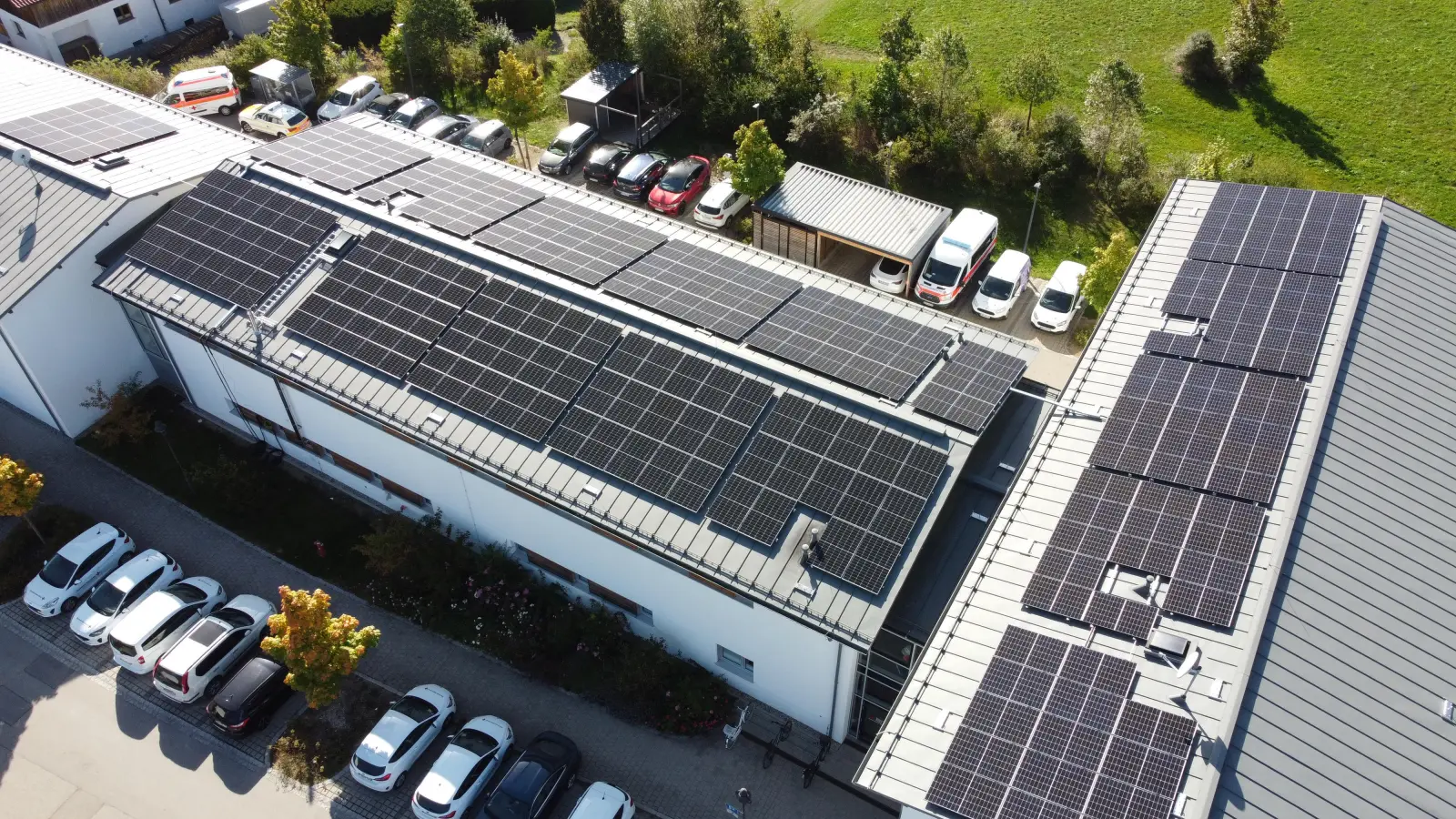 259 Module von Ja Solar mit einer Leistung von insgesamt 99,72 kWp sind auf dem Dach des BRK-Kreisverbandes Ebersberg. (Foto: BRK Ebersberg)