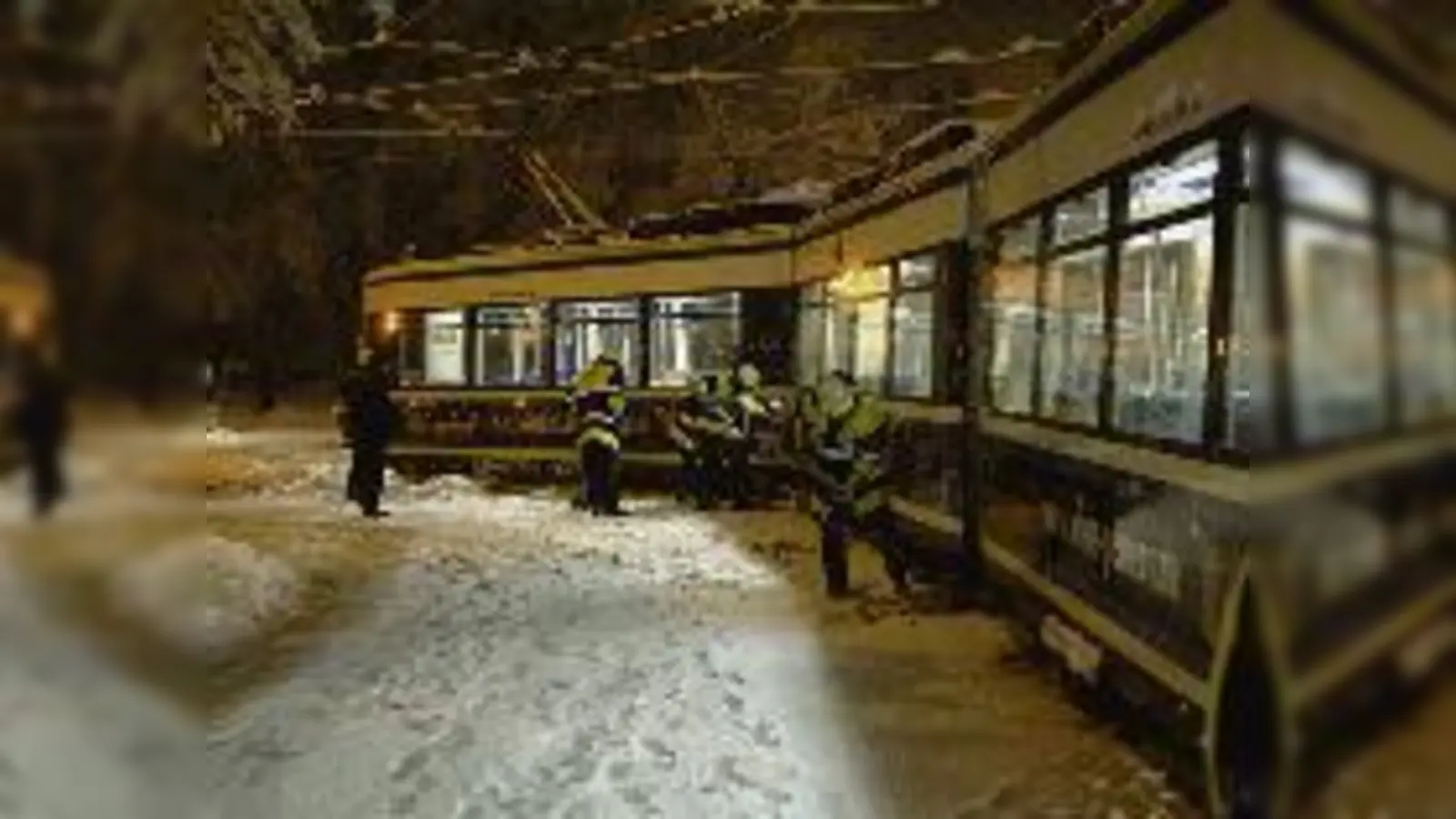 Am Romanplatz musste die Feuerwehr die Tram wieder ins Gleis heben.  (Foto: Feuerwehr)