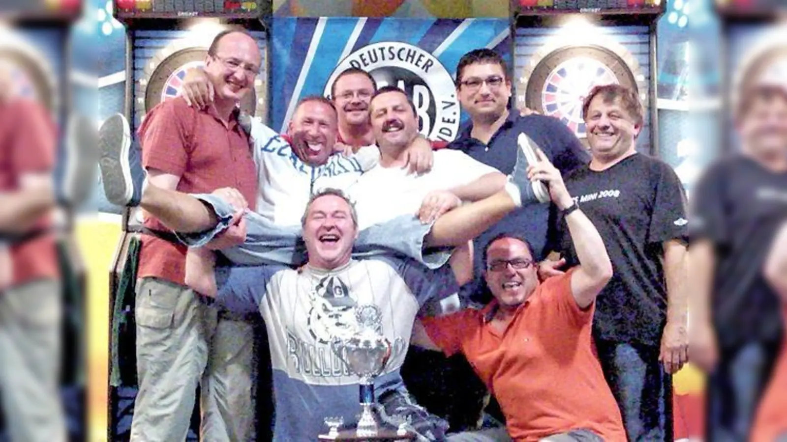 Das Team um Hans Reinecke ist richtig aus dem Häuschen nach seinem Triumph.	 (Foto: VA)