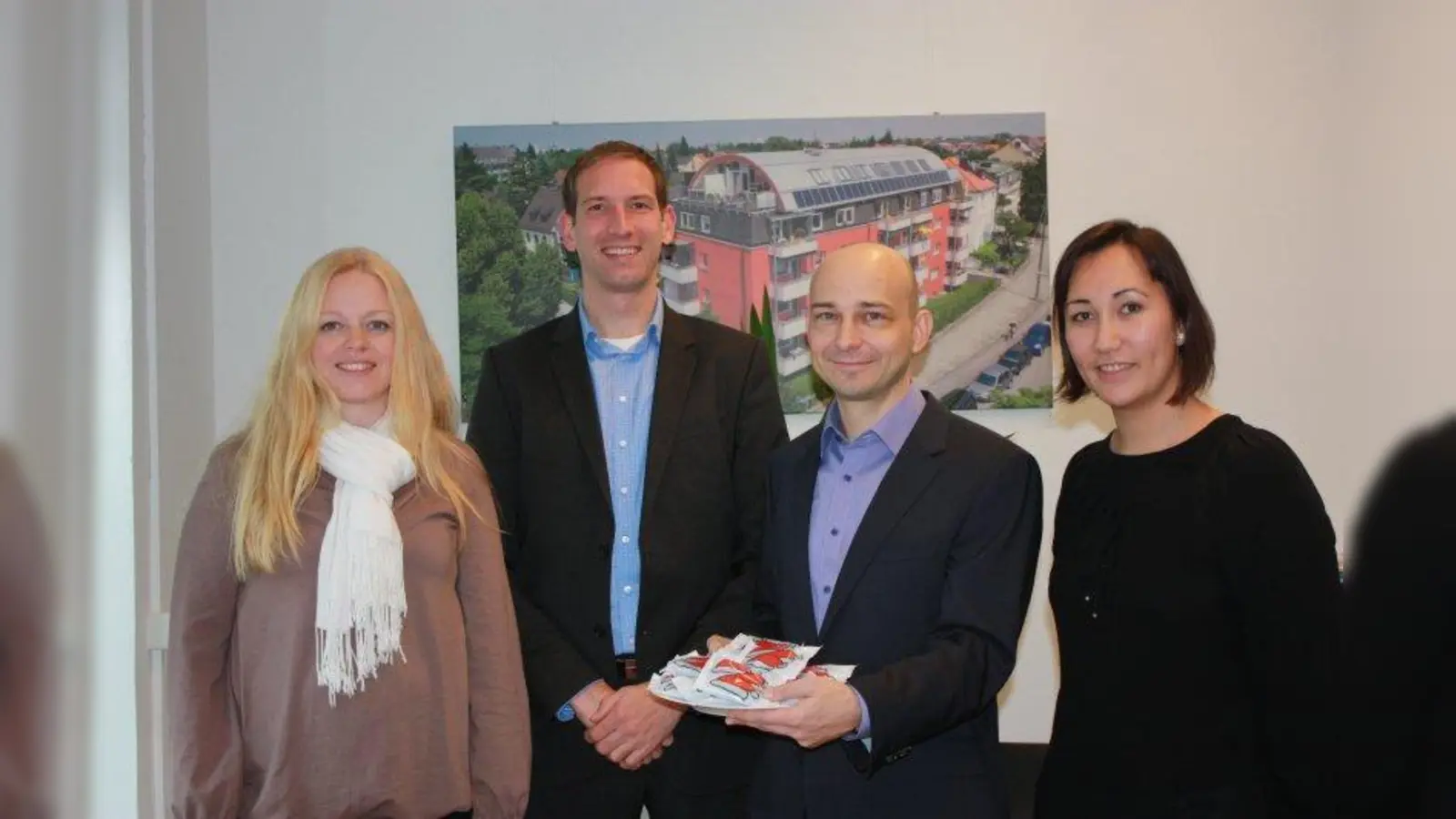 Architektin Anika Rampp, Prokurist Andreas Wäscher, Geschäftsführer Paul Schmidmaier und Immobilienkauffrau Brenda Lang von Paul Schmidmaier Immobilien bewirteten alle, die persönlich vorbeikamen, gerne mit leckeren Lebkuchen. (Foto: Hö)