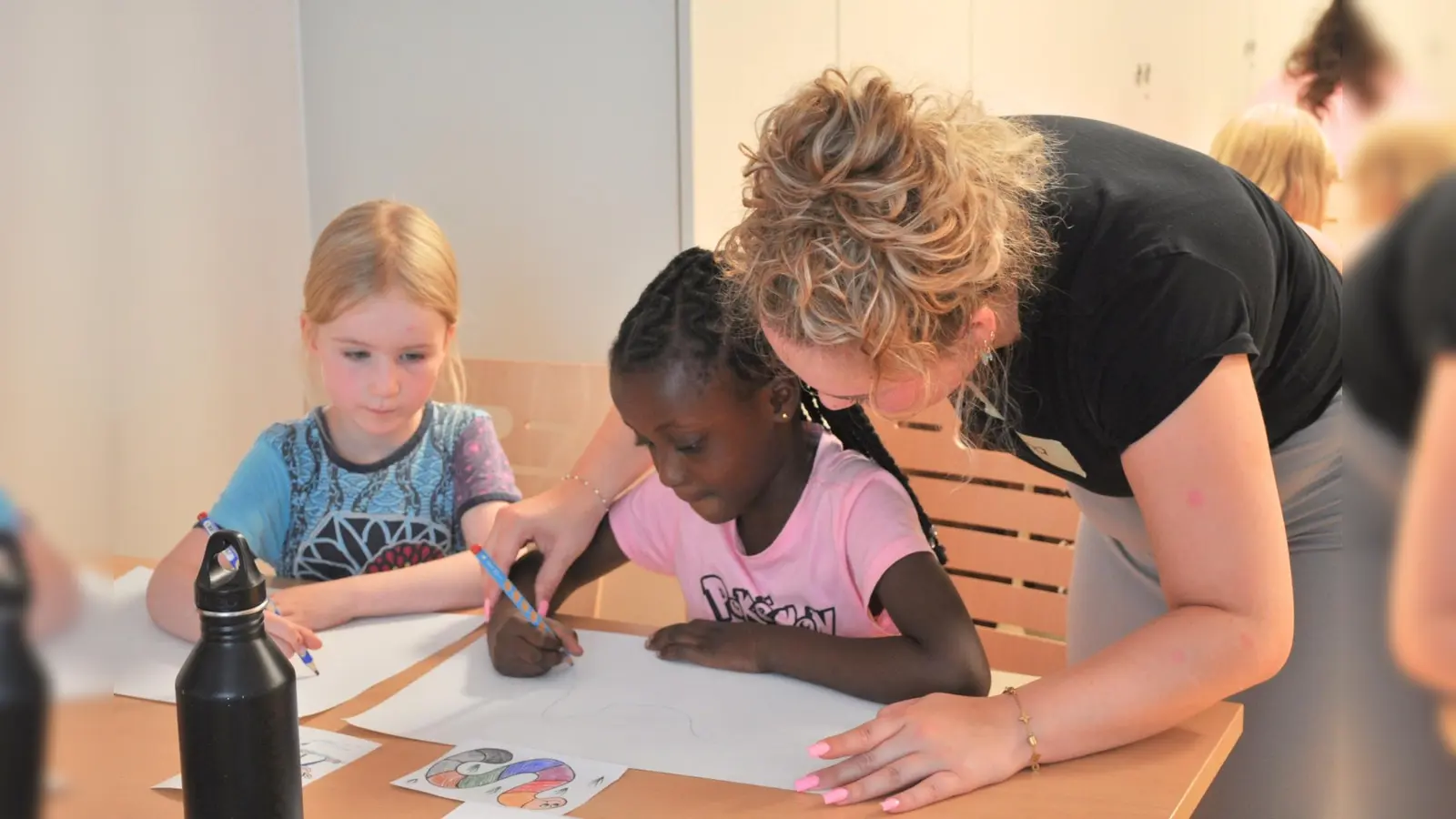 Kritzelpatinnen und -paten förden Kinder in ihrer Fein- und Schreibmotorik. (Foto: Schreibmotorik Institut)