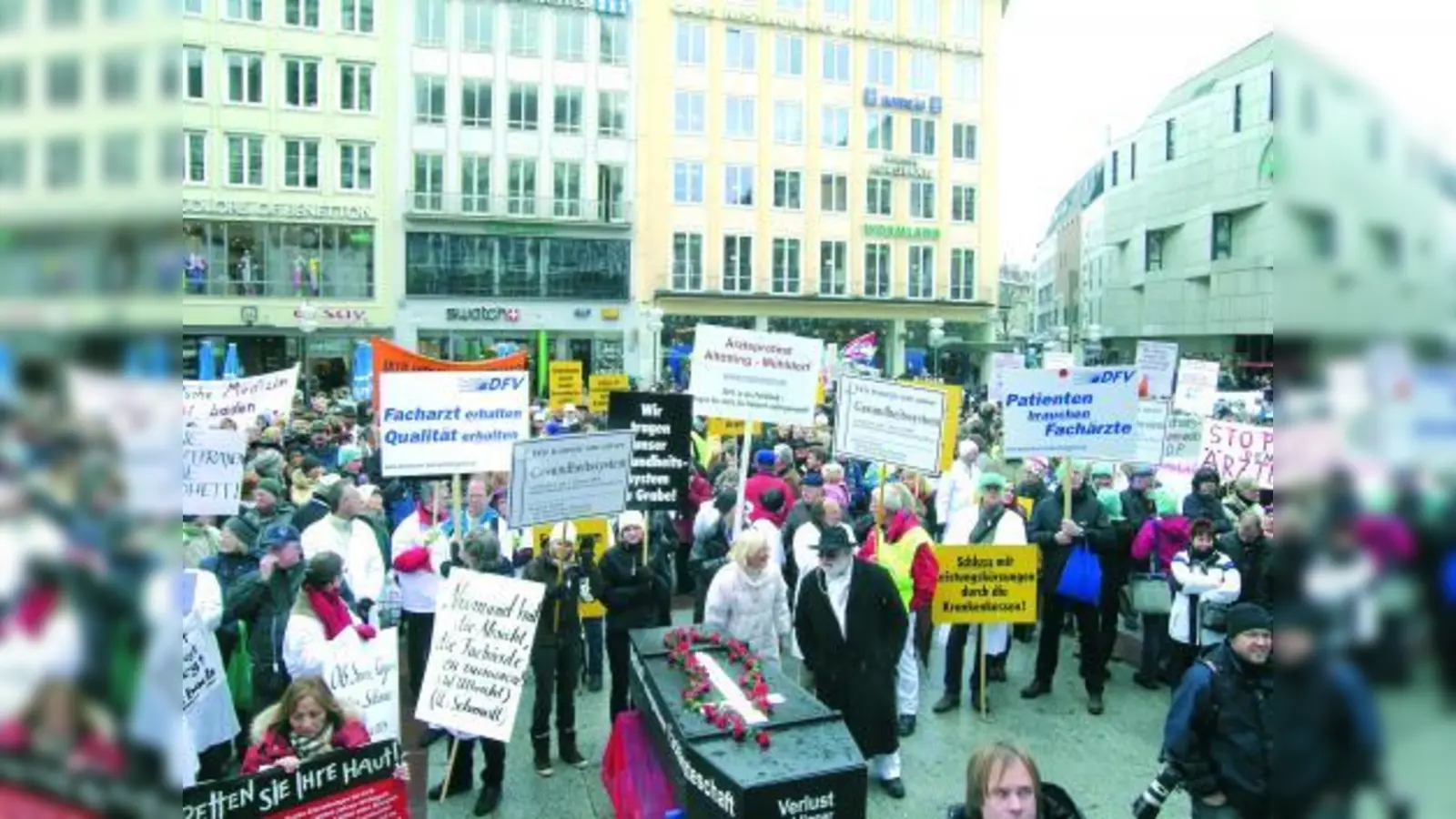 Zu einer Demonstration versammelten sich am vergangenen Dienstag die niedergelassenen Fachärzte Bayerns auf dem Marienplatz.