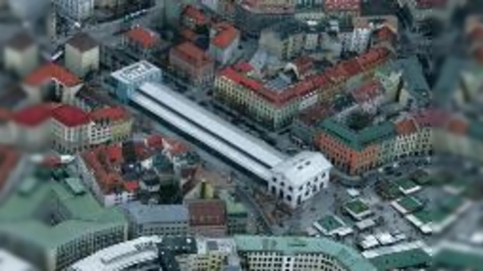 Glas, Stahl und Kleinkunst: Die Schrannenhalle im Zentrum der Stadt ist ein Anziehungspunkt  aber nicht von jedem geliebt.  (Foto: Archiv)