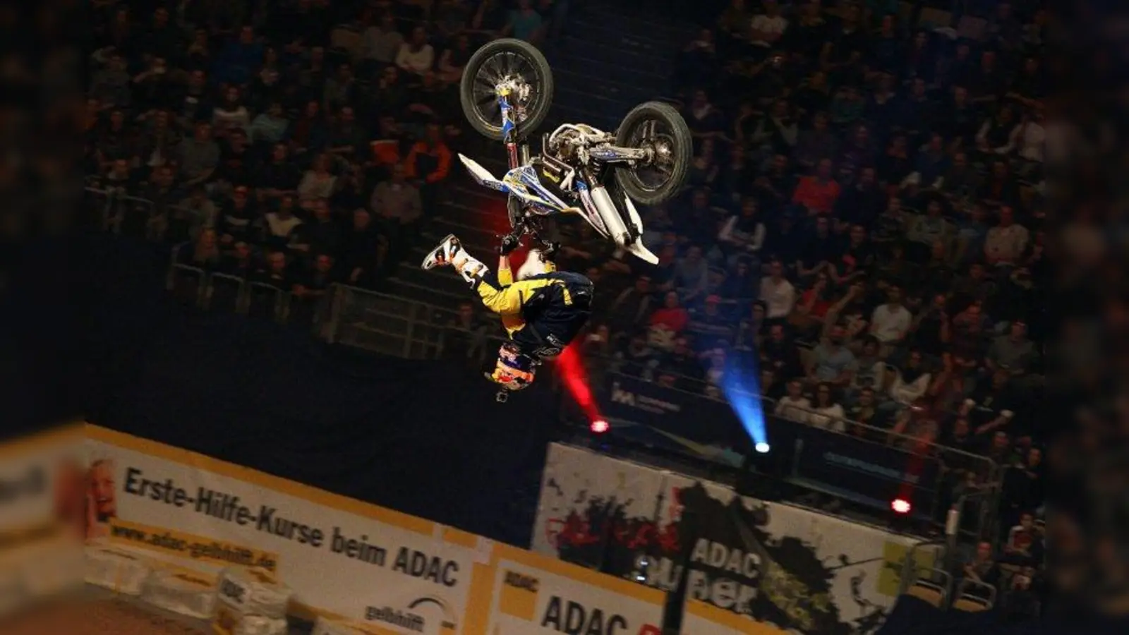 Für Adrenalin pur beim ADAC Supercross München am 20. und 21. November sorgen auch die spektakulären Sprünge der Freestyler bis weit unters Dach der Olympiahalle. (Foto: ADAC)