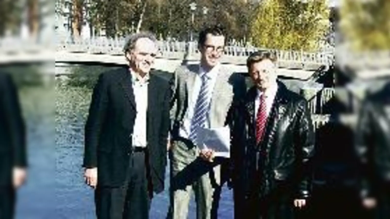 Einträchtige Freude beim Praterwehr (v.l.): Umweltreferent Joachim Lorenz, Bernhard Thiersch, Green City Energy, und Stephan Schwarz, SWM.	 (Foto: maho)