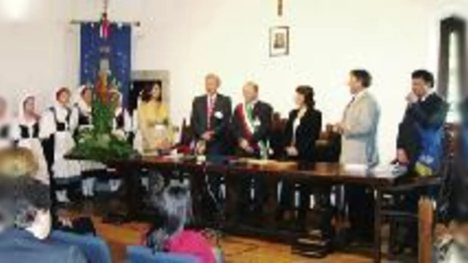 Die Bürgermeister Franz Schwarz und Roberto Pinosa besiegeln das Bündnis mit der Unterzeichnung  im historischen »Palazzo Frangipane«.	 (Foto: Gemeinde)