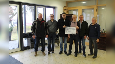 Vorstandschaft der JG Kirchberg mit Rudi Hamberger (v.l. Sepp Berger, Lorenz Oberndorfer jun., 1. Jagdvorsteher Johannes Oberndorfer, Korbinian Sedlmaier, Rudi Hamberger und Lorenz Oberndorfer sen.). (Foto: VA)
