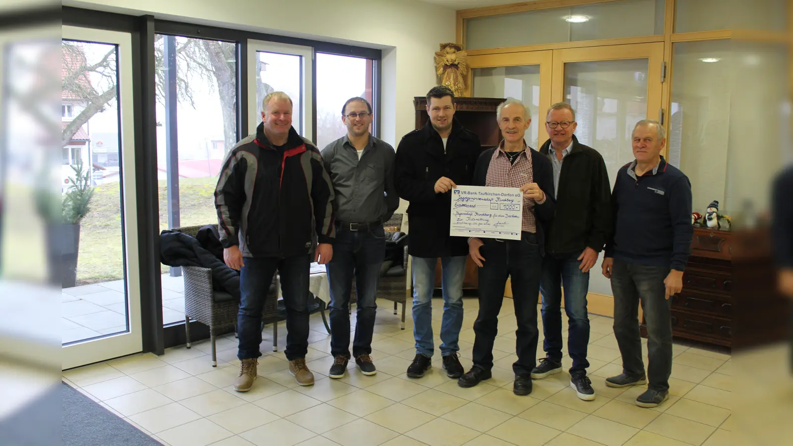 Vorstandschaft der JG Kirchberg mit Rudi Hamberger (v.l. Sepp Berger, Lorenz Oberndorfer jun., 1. Jagdvorsteher Johannes Oberndorfer, Korbinian Sedlmaier, Rudi Hamberger und Lorenz Oberndorfer sen.). (Foto: VA)