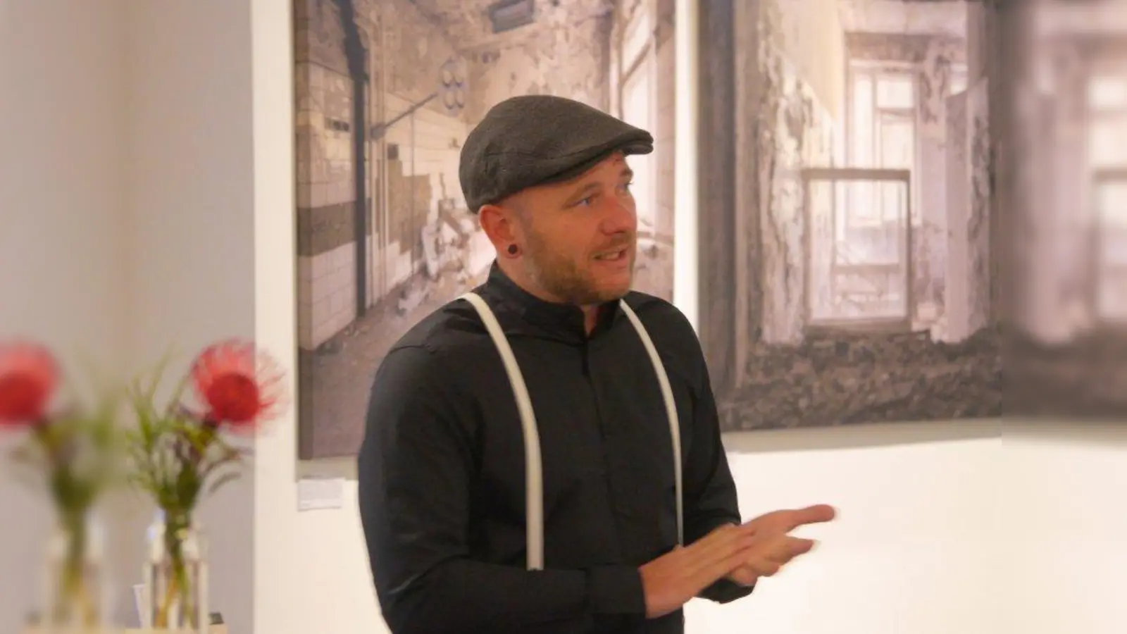„Lost Places - Chernobyl” heißt die aktuelle Foto-Ausstellung im Bosco. Fotograf Peter Untermaierhofer stellte zur Vernissage sein Anliegen und seine Herangehensweise vor. Die Ausstellung ist noch bis zum 15. Dezember zu sehen. (Foto: Werner Gruban)