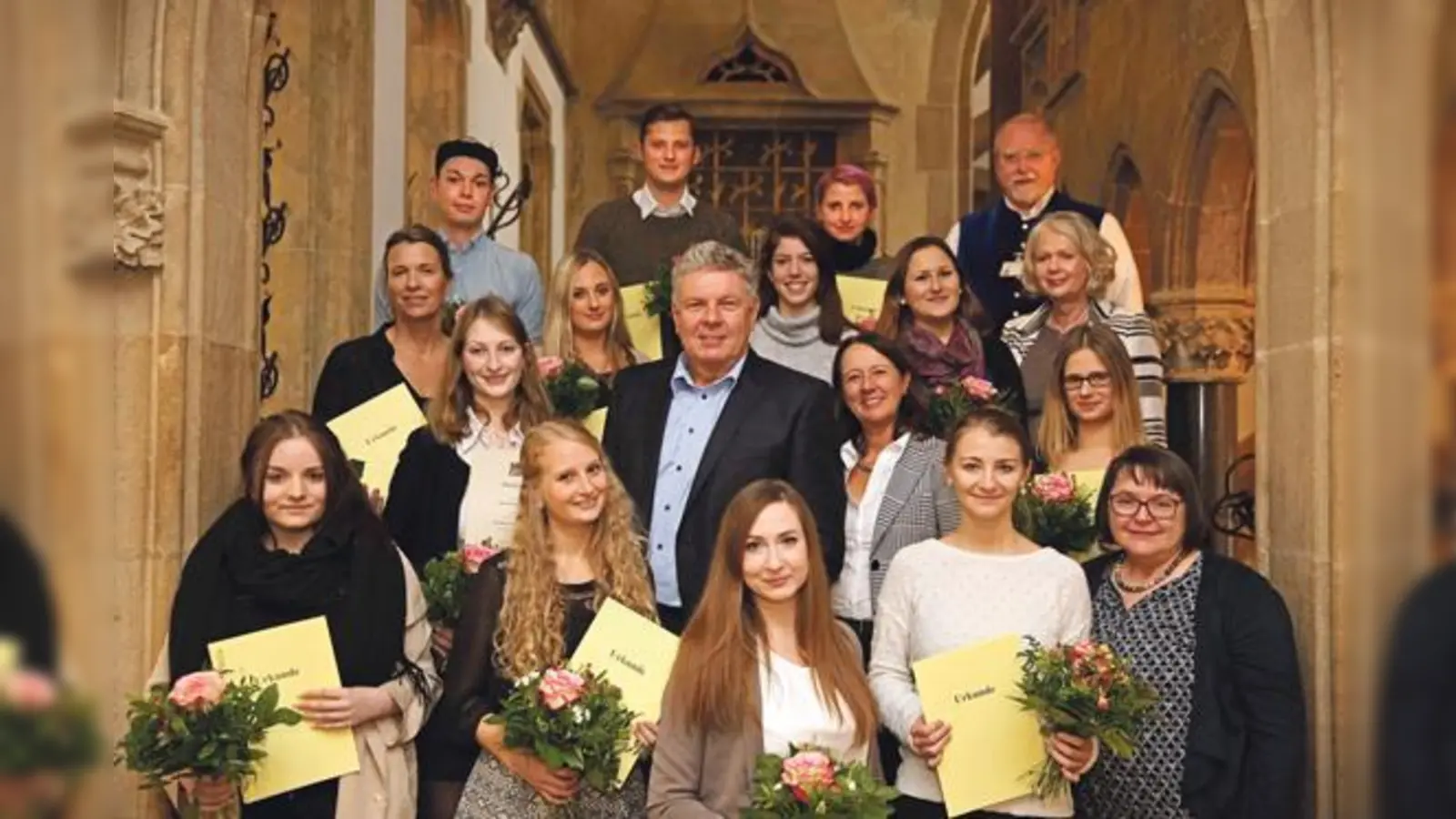 Die Träger der Staatspreise mit Oberbürgermeister Dieter Reiter und Susanne Diefenthal, Arbeitsdirektorin des Städtischen Klinikums (2. Reihe von vorne, Mitte)	 (Foto: Michael Nagy)