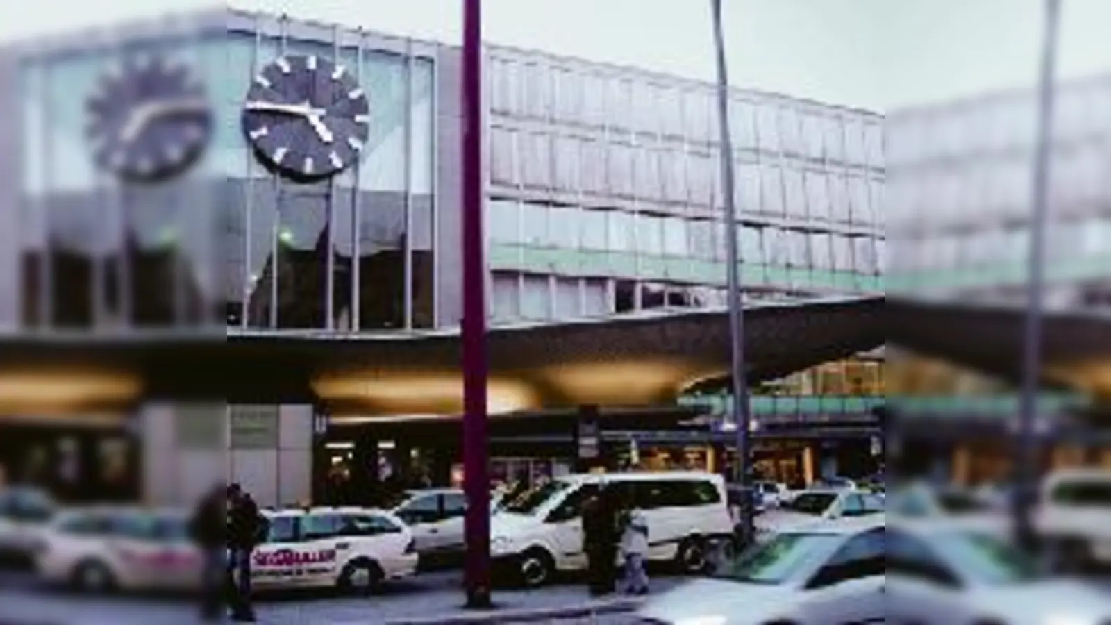 Länger als geplant bleibt die grüngraue Betonfassade des Hauptbahnhofs erhalten: Die Pläne für eine Erneuerung liegen derzeit auf Eis.          (Foto: els)