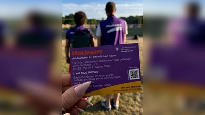 Das Awareness-Team ist bis Ende Juli im Südteil des Englischen Gartens unterwegs. Wer Unterstützung braucht, spricht es einfach an.  (Foto: Sozialreferat )