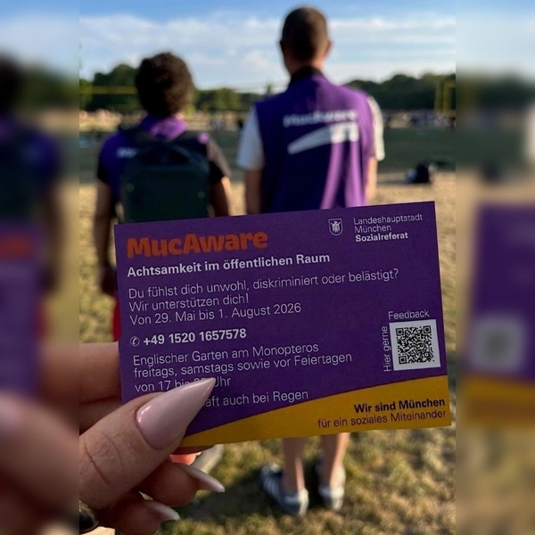Das Awareness-Team ist bis Ende Juli im Südteil des Englischen Gartens unterwegs. Wer Unterstützung braucht, spricht es einfach an.  (Foto: Sozialreferat )