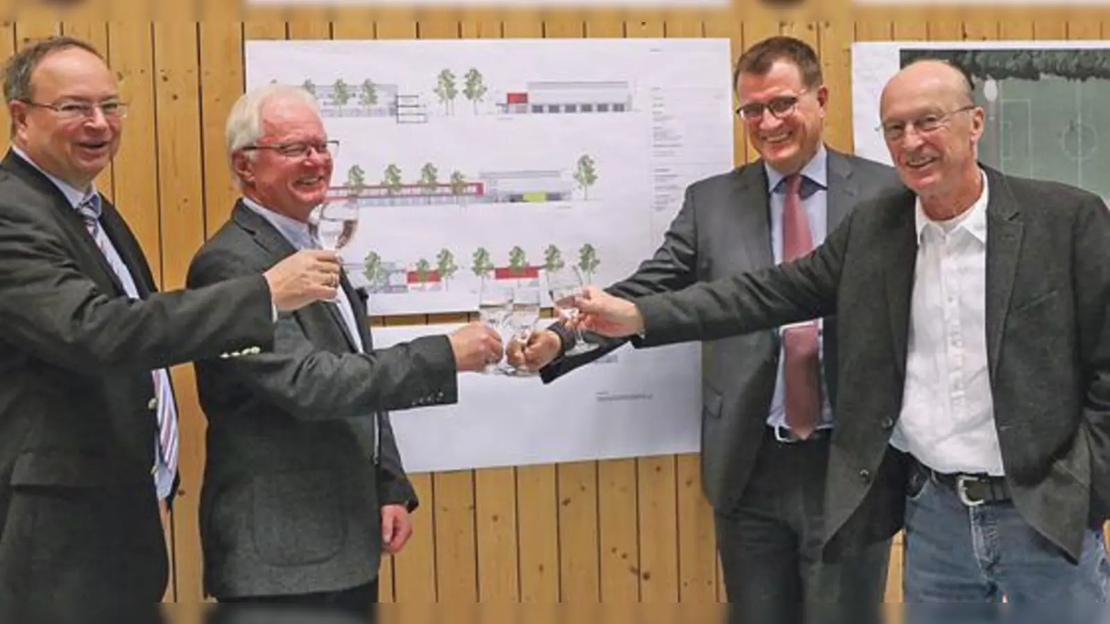 Das TS Jahn-Präsidium stößt sportlich mit Wasser auf die große Zustimmung zu den Hallenneubauplänen an: v. l. Präsident Peter Wagner, Vizepräsident Werner Gawlik, Schatzmeister Stefan Steiner, Vizepräsident Peter Demuth.	 (Foto: Wolfgang Eberle)
