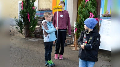 Die Montessori Schule Niederseeon stellt sich mit Schülern, Eltern, Pädagogen und Schulleitung allen Interessierten Eltern und Schülern vor.  (Foto: Gerald Wick)