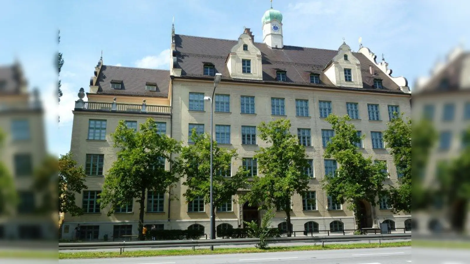 Die Grund- und Mittelschule an der Fürstenrieder Straße dient seit jeher als Wahllokal. Barrierefrei ist der Prachtbau jedoch nicht. (Foto: BK)