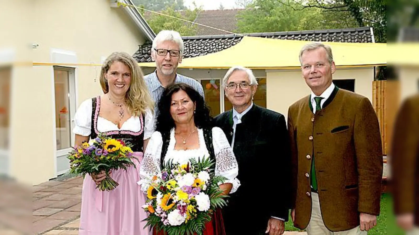 Freuen sich über die Eröffnung des Isarnestes (v. l.) Leiterin Heidi Groß, Architekt Peter Völkner, Leiterin des Tagesmütterprojekts Julia Richter, Leiter der Nachbarschaftshilfe Grünwald Wolfgang Kuny und Bürgermeister Jan Neusiedl.	 (Foto: hol)