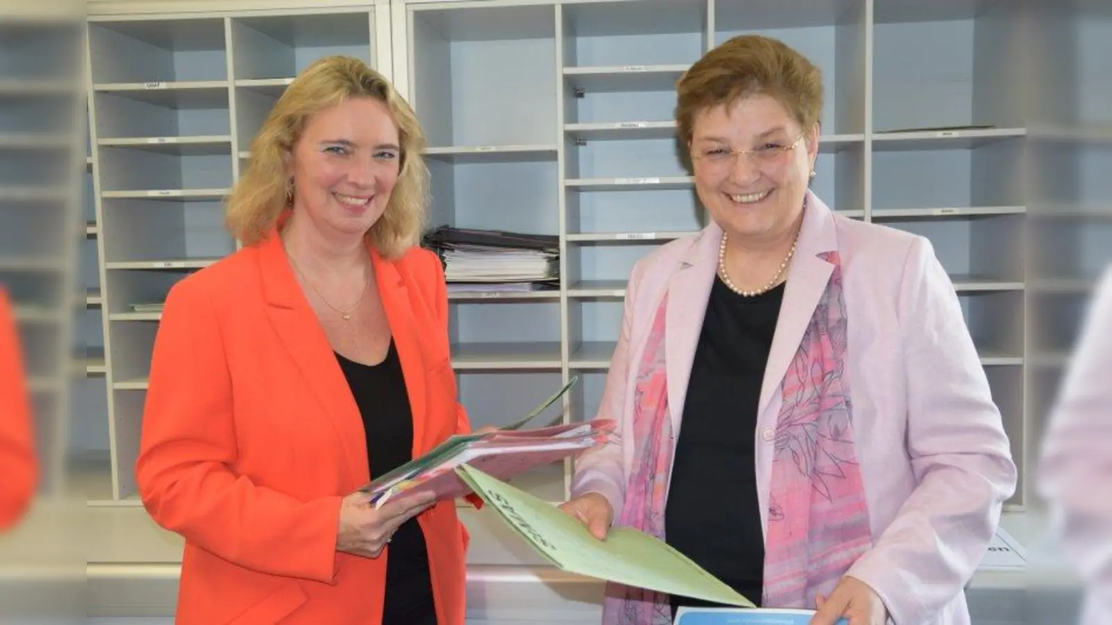 Sozialministerin Kerstin Schreyer und Gabriele Stark-Angermeier, Vorstandsmitglied <br>für Altenhilfe, Soziale Dienste und Personal im Caritasverband der Erzdiöze-<br>se München und Freising, sehen in dem neuen Pilotprojekt zur Reintegration seelisch kranker Menschen ins Berufsleben ein positives Signal. (Foto: Bayerisches Staatsministerium für Familie, Arbeit und Soziales)