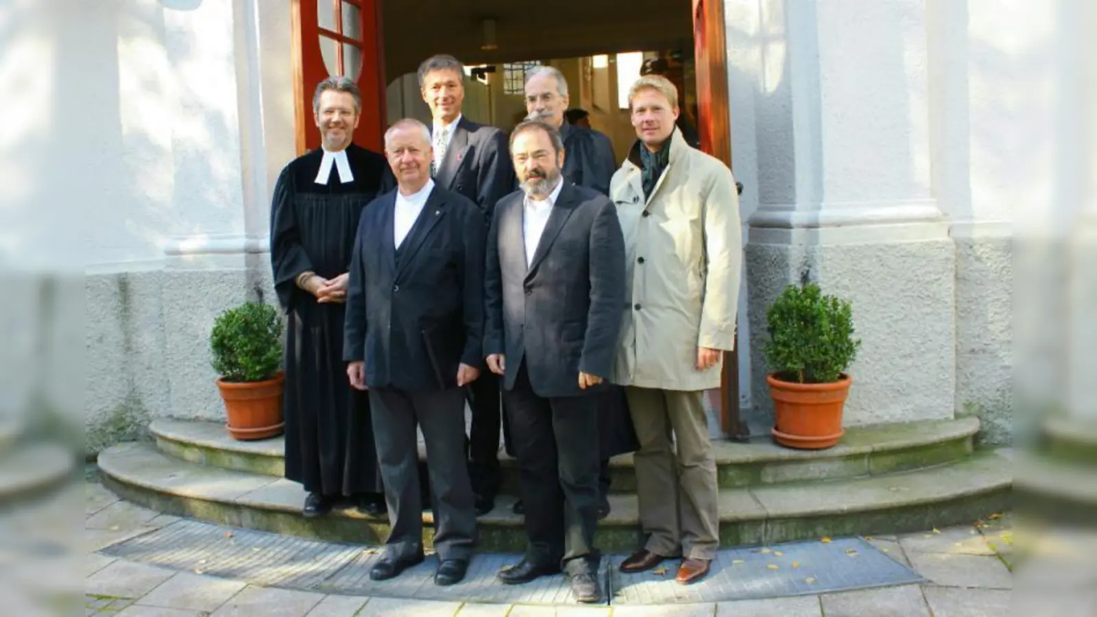 Der neue Lektor Kurt Braml (2.v.l.) nach seinem Einführungsgottesdienst im Kreise der Pasinger Himmelfahrtskirche: Pfarrer Hans-Martin Köbler, Kirchenvorstand Germar Wambach, Lektor Egon von Rottkay, Vertrauensmann im Vorstand Gerhard Laux und Christian Voss aus dem erweiterten Kirchenvorstand (v.l.). (Foto: US)