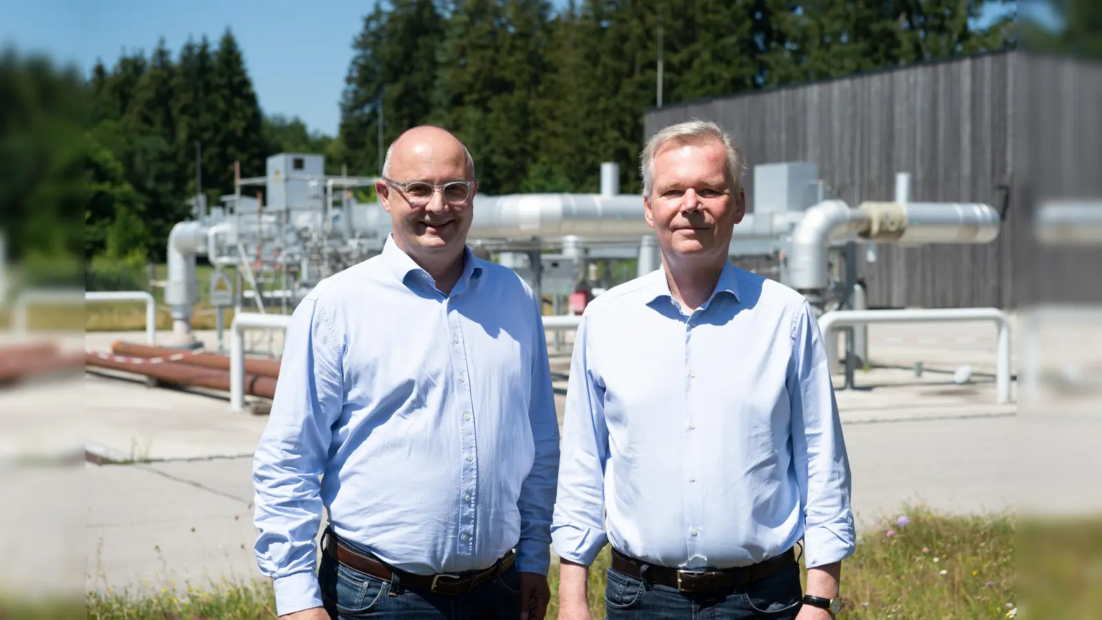 Bürgermeister Jan Neusiedl (r.) und Andreas Lederle, Geschäftsführer der Erdwärme Grünwald GmbH und der Geothermie Unterhaching Produktions GmbH & Co. KG (l.) sind sich einig: Geothermie und Grünwald passen gut zusammen. (Foto: VA)