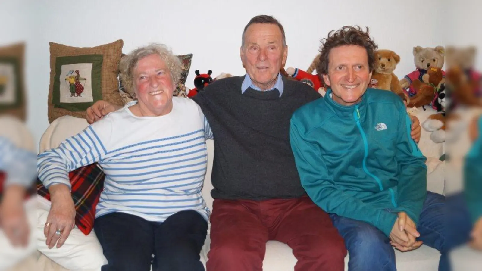 Anton Leitner (Mitte) mit seiner Frau Ingrid und seinem Sohn Anton. (Foto: pst)