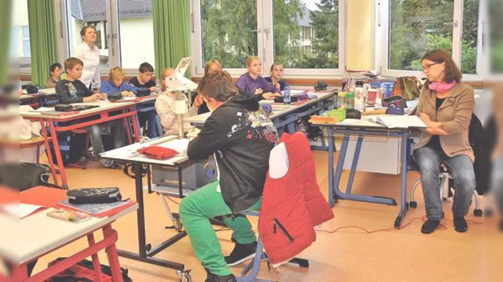 Klassenleiterin Melanie Beckes-Schäfer (r.) sorgt vorne für einen reibungslosen Unterricht, während Ute Wetteskind Fragen beantwortet. 	 (Foto: sf)