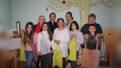 Bisserka Herud (links oben), Rahimas Sultani (Mitte) und Mitglieder des Mütterforums präsentieren stolz ihre Taschen. (Foto: ak)