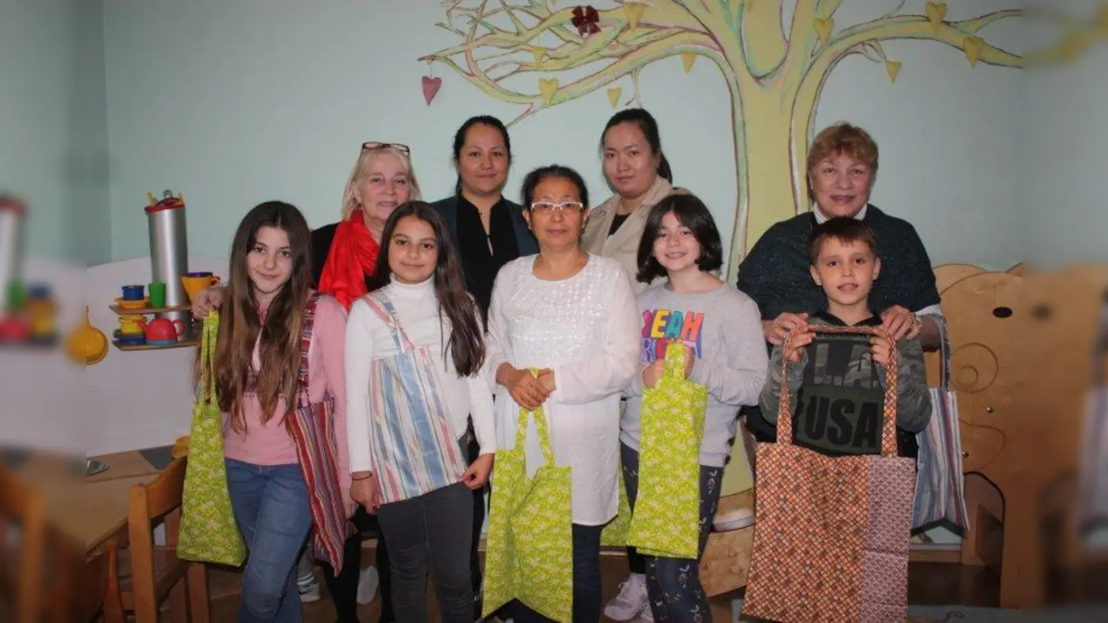 Bisserka Herud (links oben), Rahimas Sultani (Mitte) und Mitglieder des Mütterforums präsentieren stolz ihre Taschen. (Foto: ak)