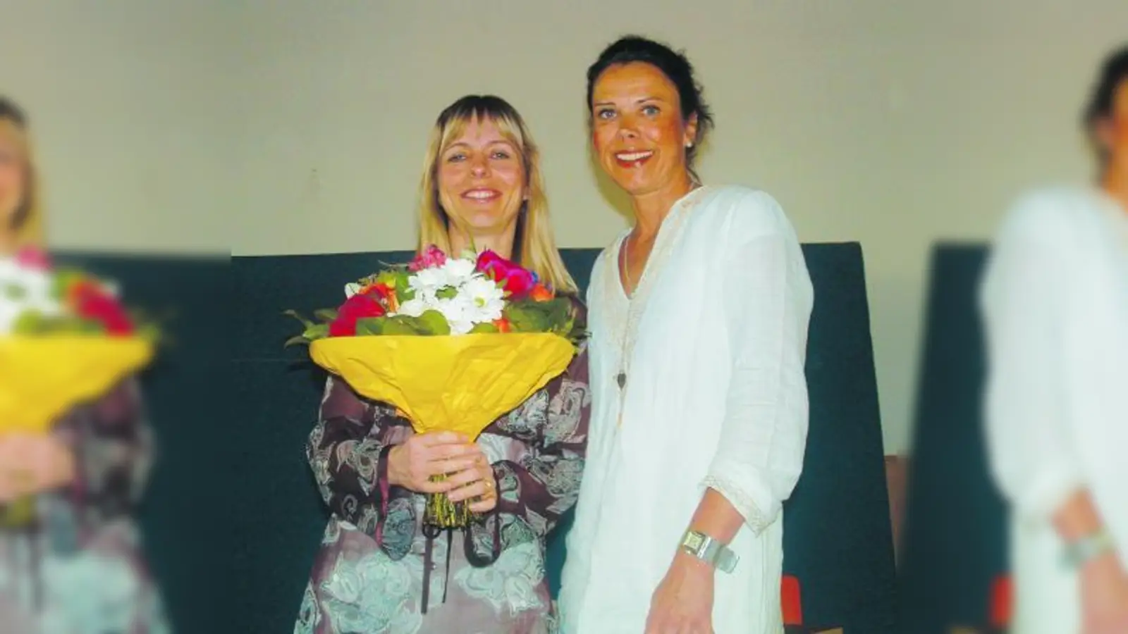 Schulleiterin Karin Nierlich (r.) überreichte Christine Baur als Dank einen großen Blumenstrauß. (Foto: bb)