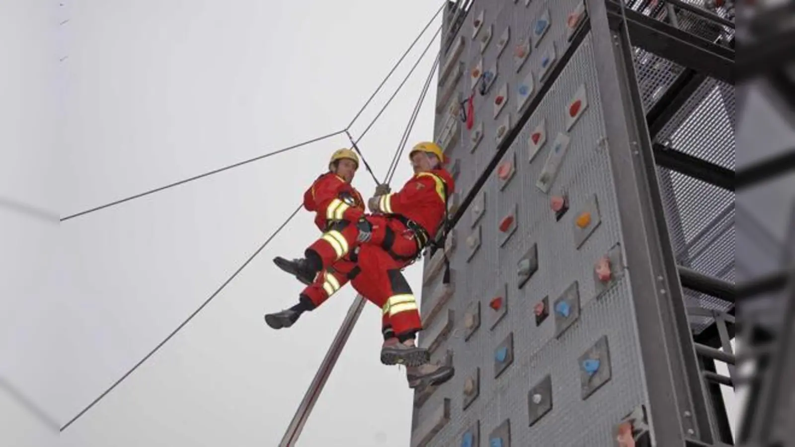 Die Feuerwehr Unterföhring versetzt Oberbürgermeister Christian Ude (re.) in Höhenrausch.  (Foto: Feuerwehr)