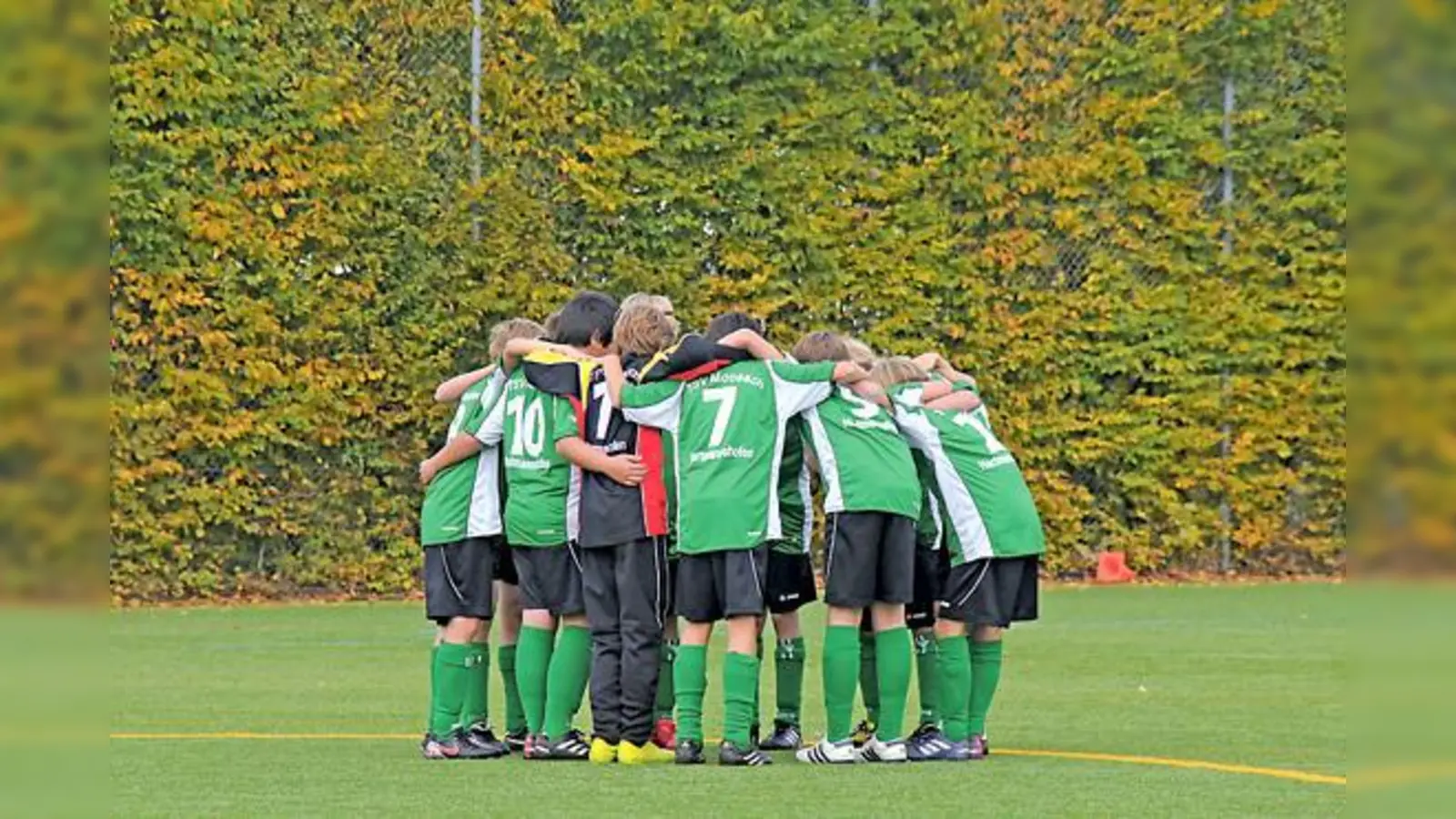 Kurze Teambesprechung und dann geht es für die Moosacher D1 wieder auf Torjagd. 	 (Foto: Verein)