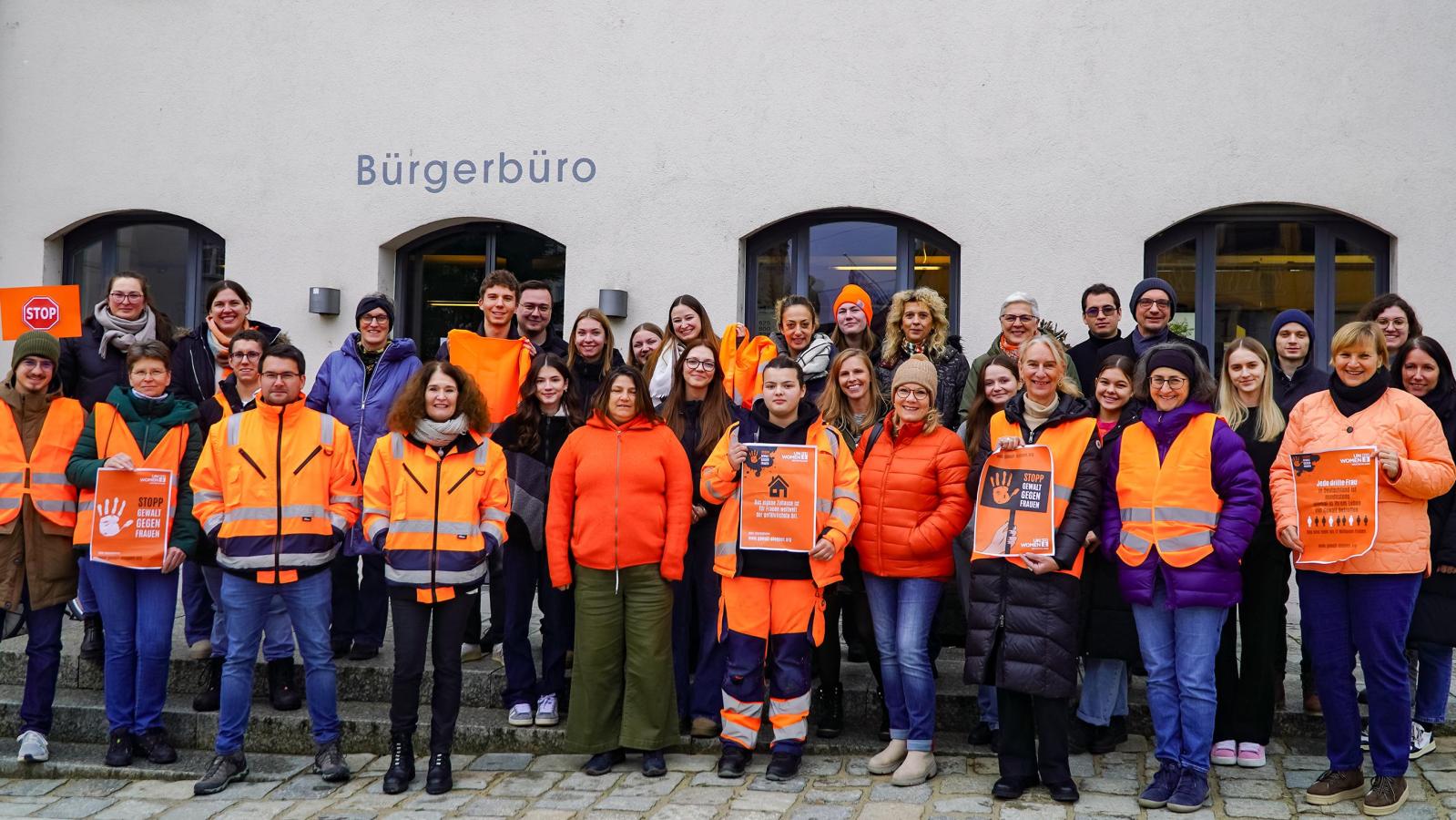 Orange-Day-Starkes-Zeichen-der-Stadtverwaltung-Freising