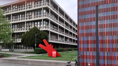 Im Kunstareal befindet sich auch das Museum Brandhorst samt rotem Hund von Keith Haring. Innen ist moderne Kunst zu bestaunen.  (Foto: mha)
