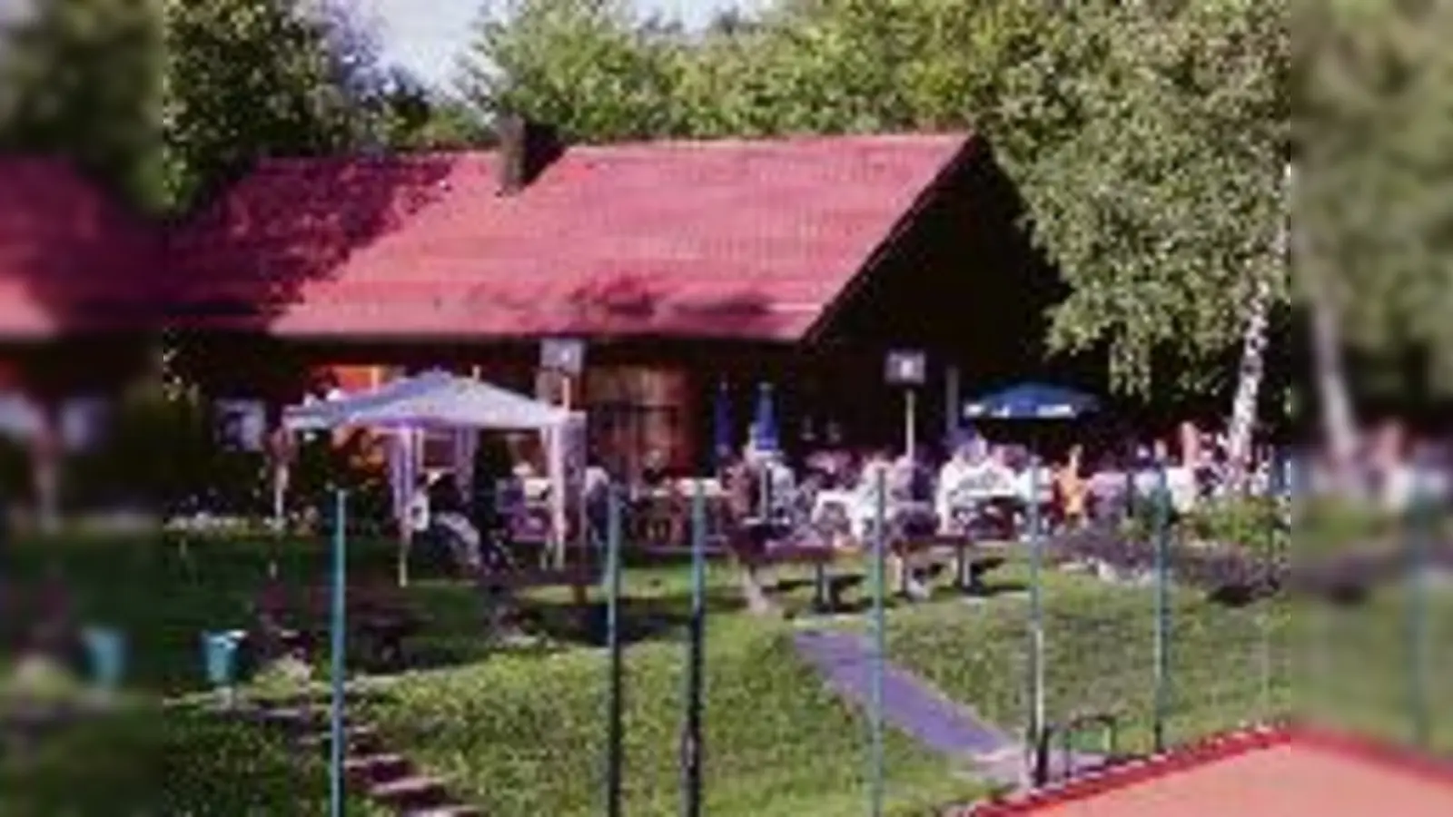 Gute Stimmung bei Freibier und Grillfleisch beim Sommerfest des TC Weiß-Blau.	 (Foto: VA)